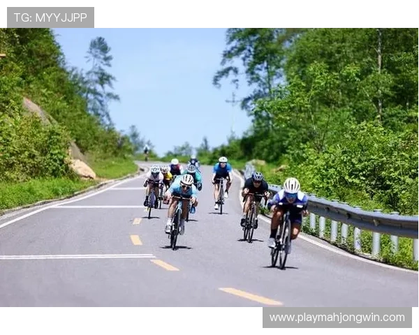 黄世海问鼎巴山大峡谷爬坡大师赛男子精英组，雨中骑行如行画卷