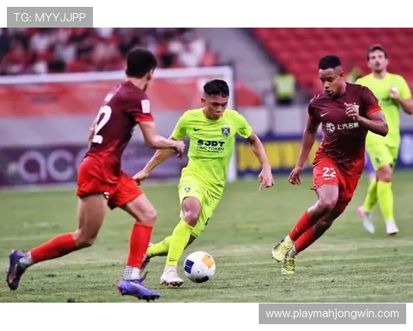 高温挑战:上海海港客场柔佛,球员补水暂停频繁 高温挑战:上海海港客场柔佛,球员补水暂停频繁