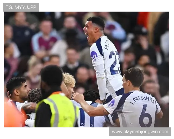 热刺球员奥多贝尔助攻罗梅罗破门，主场球迷欢腾